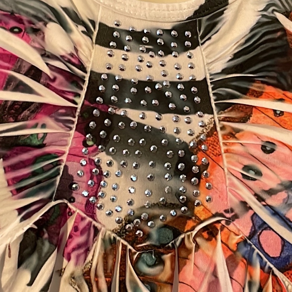 b. Friends ,butterflies pattern, top. - Picture 3 of 12